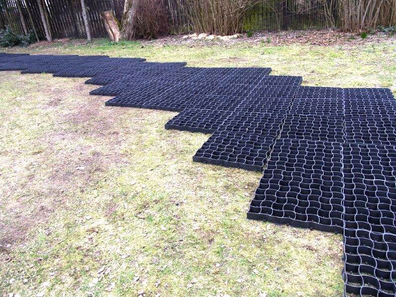 Befestigung eines Gartenweg ohne Unterbau mit Bodengitter BG50