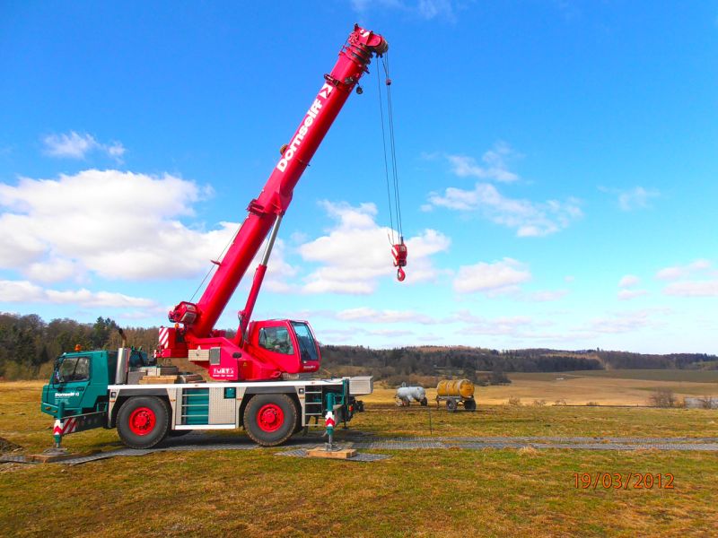 40t Mobilkran auf stabiler Stellfläche aus Bodenschutzplatten im offenen Feld bei Kranarbeiten.