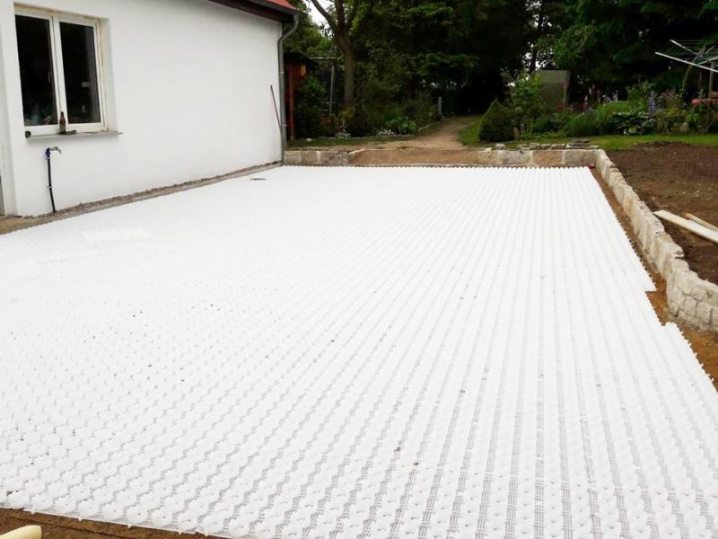 Sie möchten eine Kiesfläche als Stellplatz für ihren PKW anlegen ohne das Spurrillen durch die Befahrung entstehen? Wir empfehlen das Premium Kiesgitter KG30!