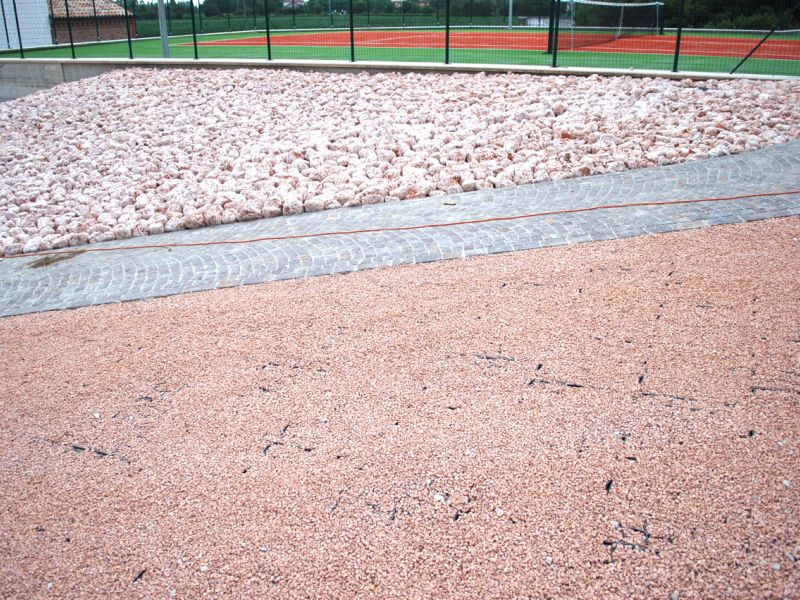 Herstellung einer unversiegelten Hoffläche mit dem Bodengitter BG50