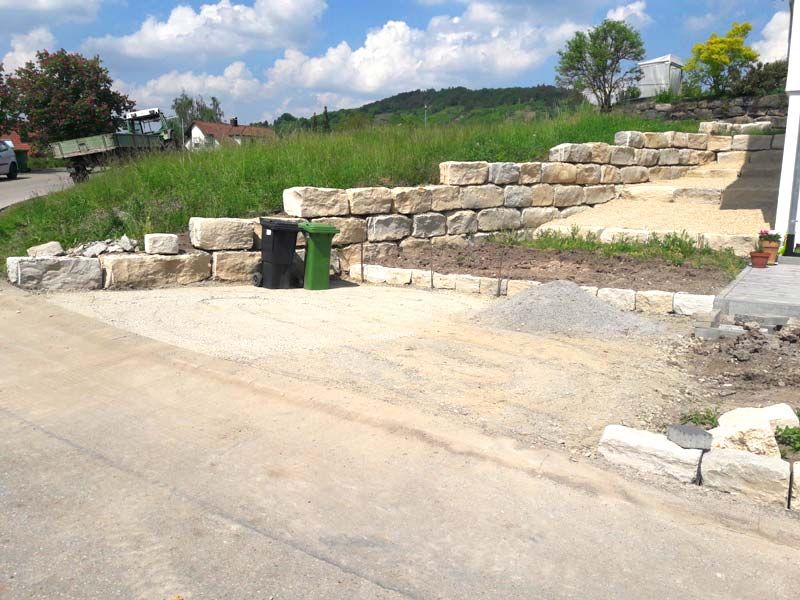 Verlegen des Kiesgitters KG30 zur Herstellung eines unversiegelten PKW Stellplatzes mit Jura Schotter