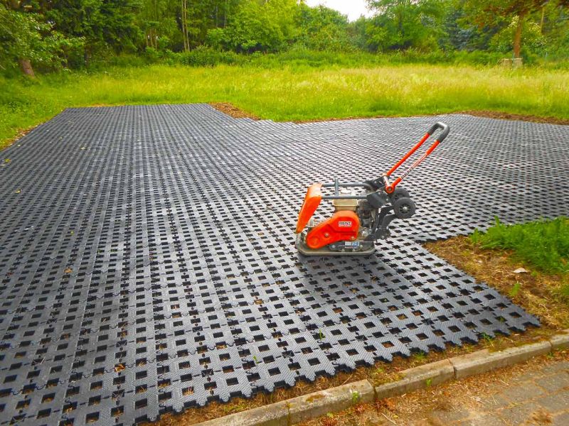 Befestigung einer Rasenfläche als Stellplatz für PKW-Anhänger mit dem Rasengitterstein RGS35