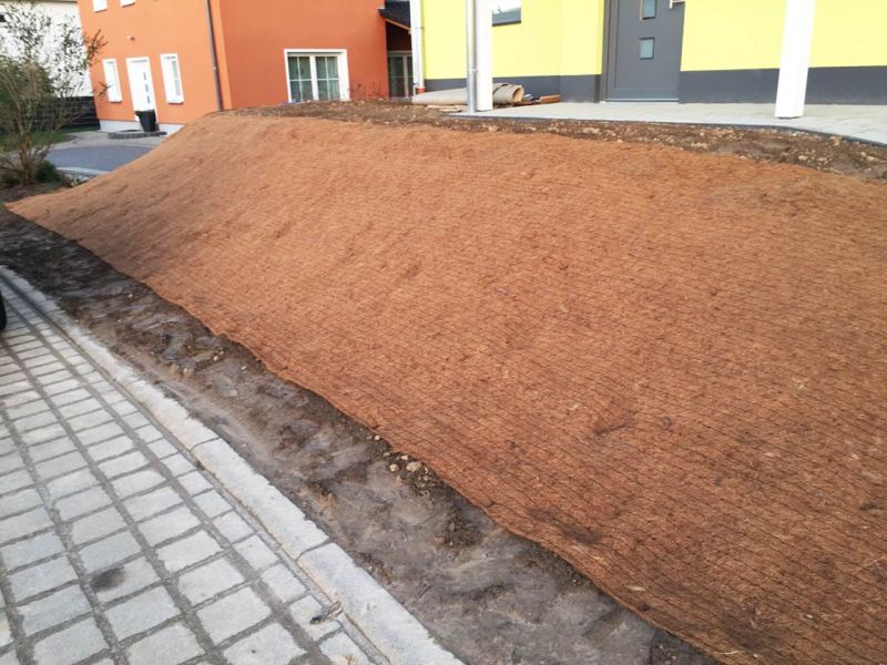 Leichtes Gefälle stabilisieren und vor Erosion schützen mit der Böschungsmatte Kokos BMK350