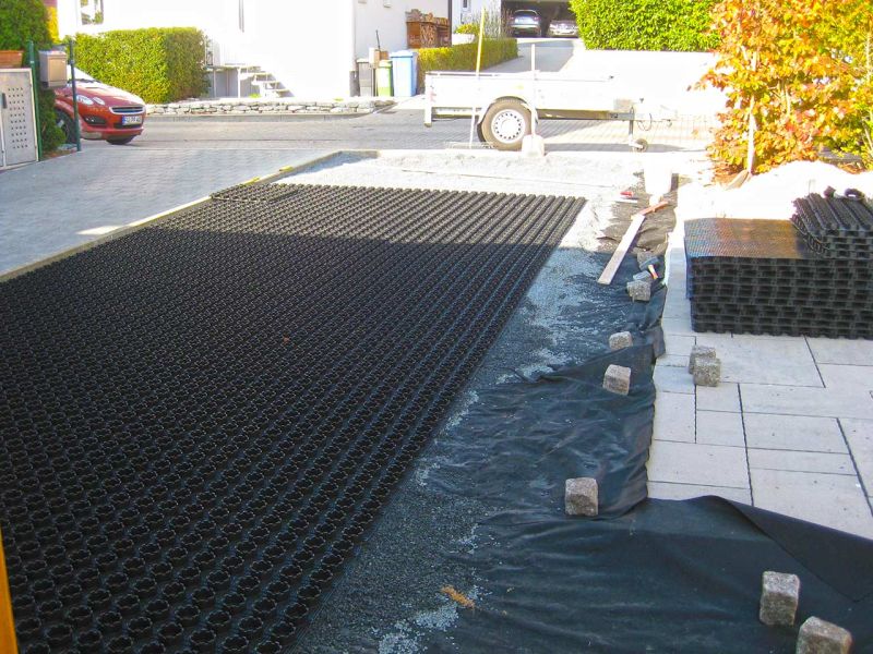 Umgestaltung einer Rasenfläche in eine befestigte und befahrbare Hof- und Gartenzufahrt mit der Kiesmatte KM30