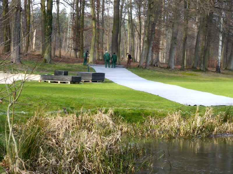 Baustraße zur Teichentschlammung im Golfplatzbau bzw. Golfplatzpflege