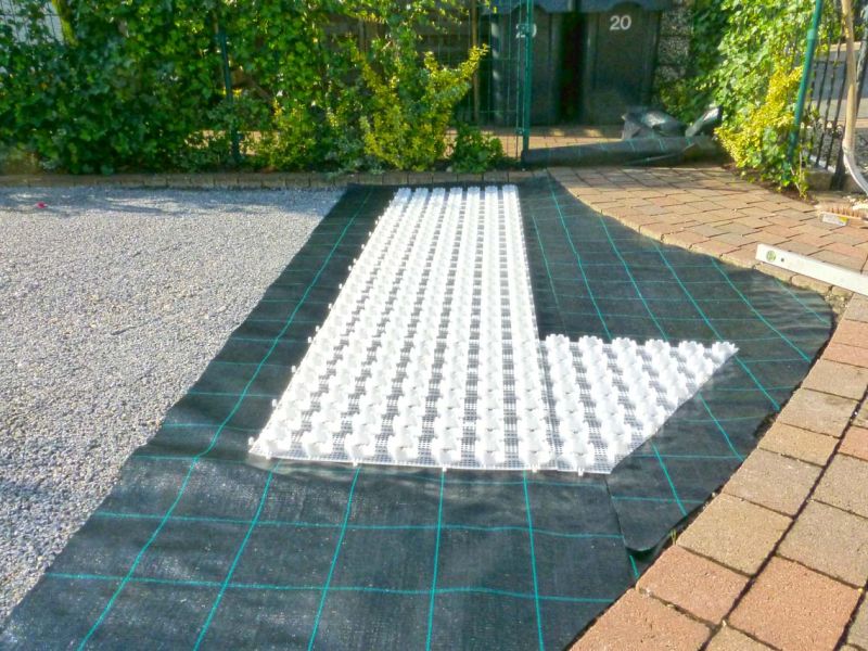 Herstellung eines PKW Stellplatz auf einer schon angelegten Kiesfläche mit dem Kiesgitter KG30