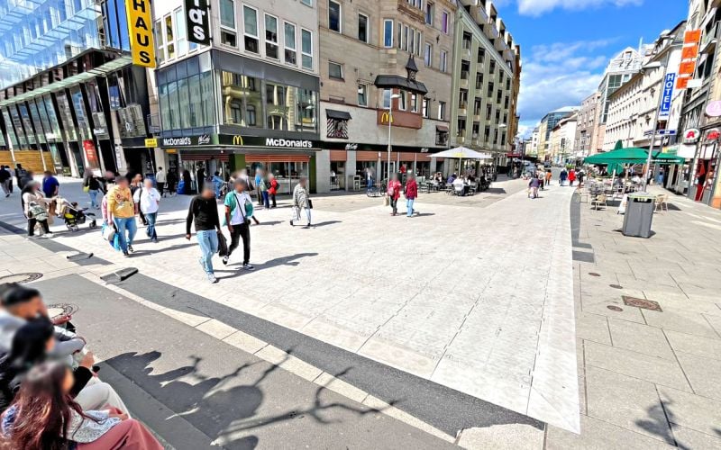 OmniDeck Bodenschutzsystem in einer Fußgängerzone. Es sind verschiedene Geschäfte zu sehen.
