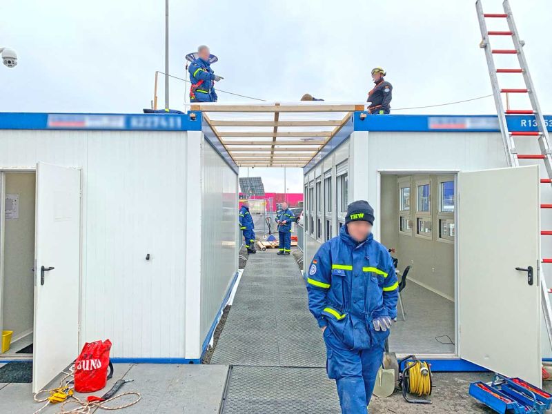 Verlegung von Bodenmatten durch das THW Marburg um den barrierefreien Gehweg zum Impfzelt des Covid Impfzentrum des LK Marburg-Biedenkopf herzustellen.