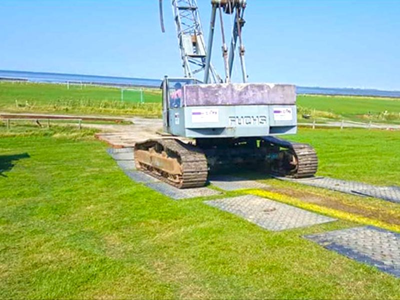 Aktiver Bodenschutz mit der s:tek 48 Hochleistungs-Bodenschutzplatte auf der Hallig Oland