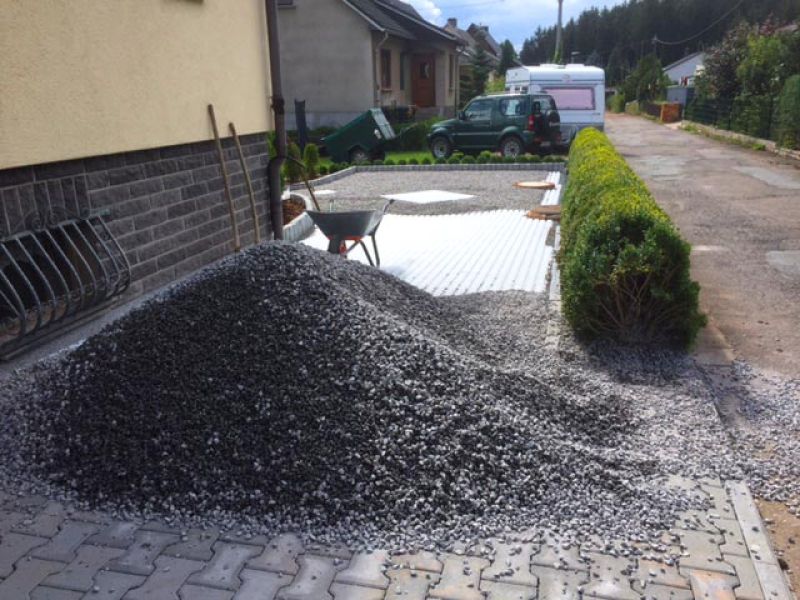 Verwandlung eines Vorgarten in einen schön angelegten PKW Stellplatz