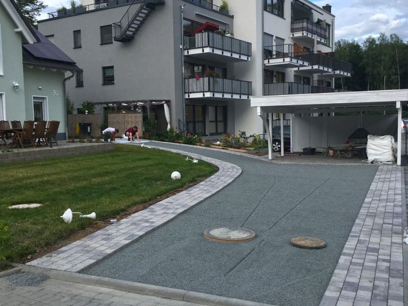 Schöne & befahrbare Kies-Einfahrt anstelle von Pflastersteinen mit den Kieswaben KW30 einfach, schnell und kostengünstig selbst anlegen.