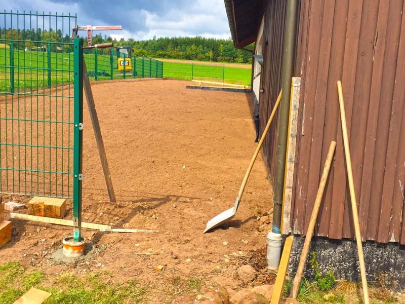 Rasen neu anlegen und vor Wühl- oder Buddelattacken schützen mit dem Rasennetz RN640
