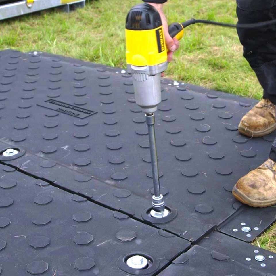 MaxiTrack · 1800 x 900 mm · 40 kg leicht · bis zu 130 t belastbar · Overlapping-Verbund-System · Beidseitig Profiliert · Einsetzbar als Mobile Baustrasse, Fahrstrasse & Plattform