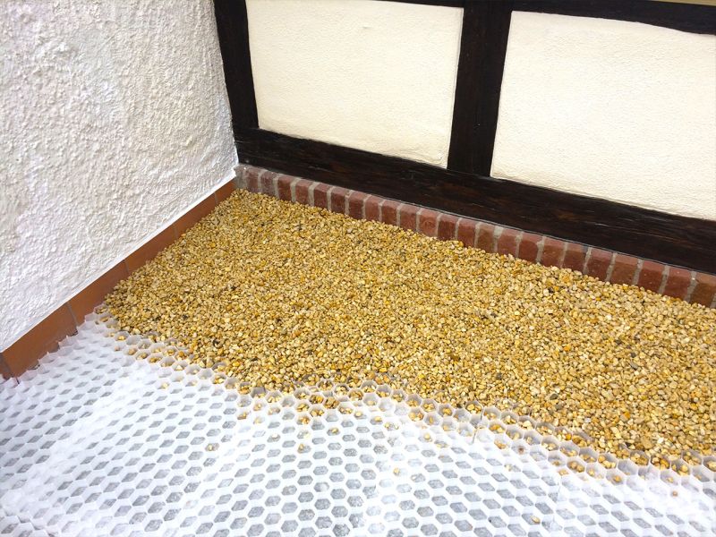 Begehbare Kiesfläche im Eingangsbereich eins Wohnhauses mit der Kieswaben KW30