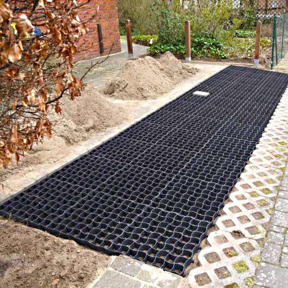 Befestigung einer Erdfläche mit dem Bodengitter BG30/BG50 zur Erweiterung einer gepflasterten Fläche