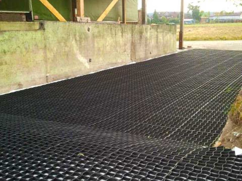 Verlegen des Bodengitter BG30 zur Bodenbefestigung vor einem Pferdestall