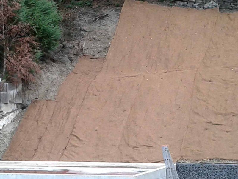 Verlegung der Böschungsmatte BMK350 als Erosionsschutz zur Hangsicherung