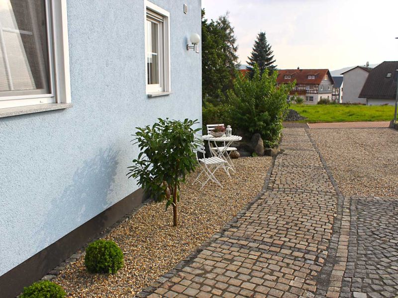 Kiestabilisierung eines neu angelegten Hof und Einfahrt mit dem Kiesgitter KG30