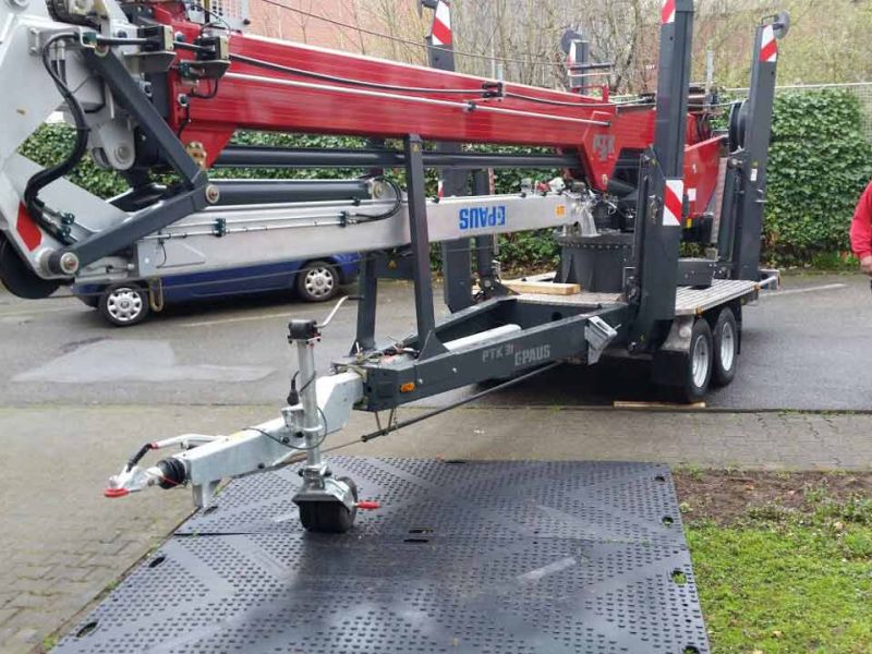 Kunststoff Fahrplatten als Bodenschutz für den Anhängerkran einer Zimmerei