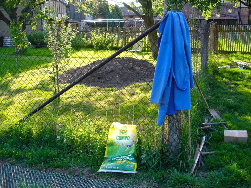 Rasennetz als Wühlschutz und Buddelschutz für Hühner in der Freilandhaltung