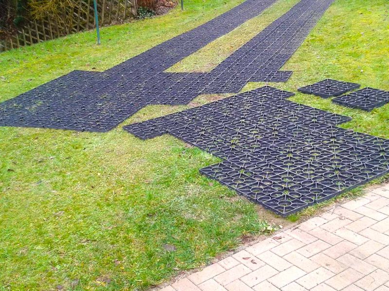 Eine Fahrstraße aus Rasengittern auf einer Rasenfläche.