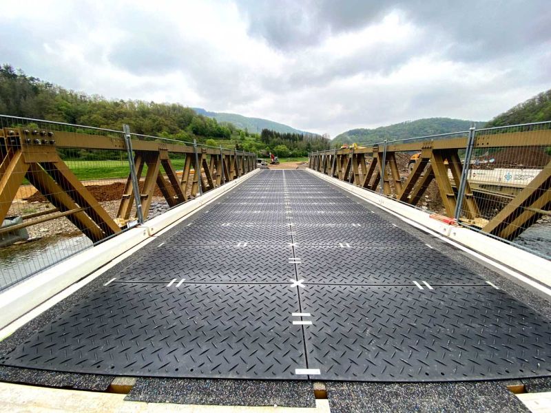 Schutzbelag für eine temporäre / mobile THW Brücke im Ahrtal mit Fahrplatten von Securatek