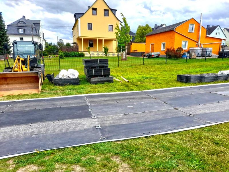 3-spurige Baustrasse für ökologische Ausgleichmaßnahmen der Bachverrohrung entlang der Autobahn A72