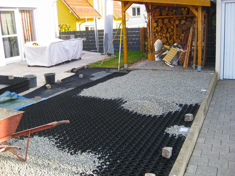 Umgestaltung einer Rasenfläche in eine befestigte und befahrbare Hof- und Gartenzufahrt mit der Kiesmatte KM30