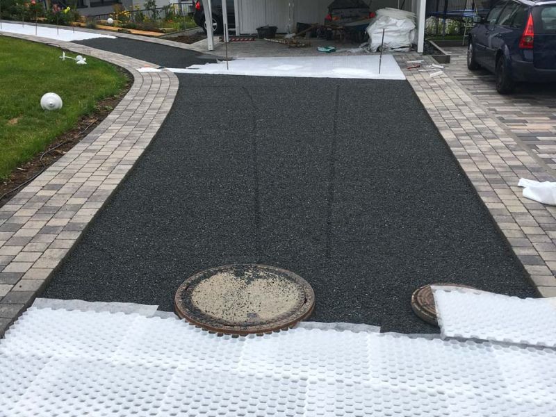 Schöne & befahrbare Kies-Einfahrt anstelle von Pflastersteinen mit den Kieswaben KW30 einfach, schnell und kostengünstig selbst anlegen.