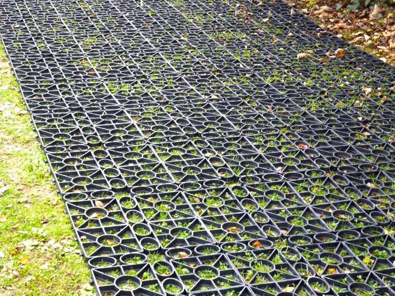 Direktverlegung des Rasengitter RG24 ohne Unterbau auf den bestehenden Rasen