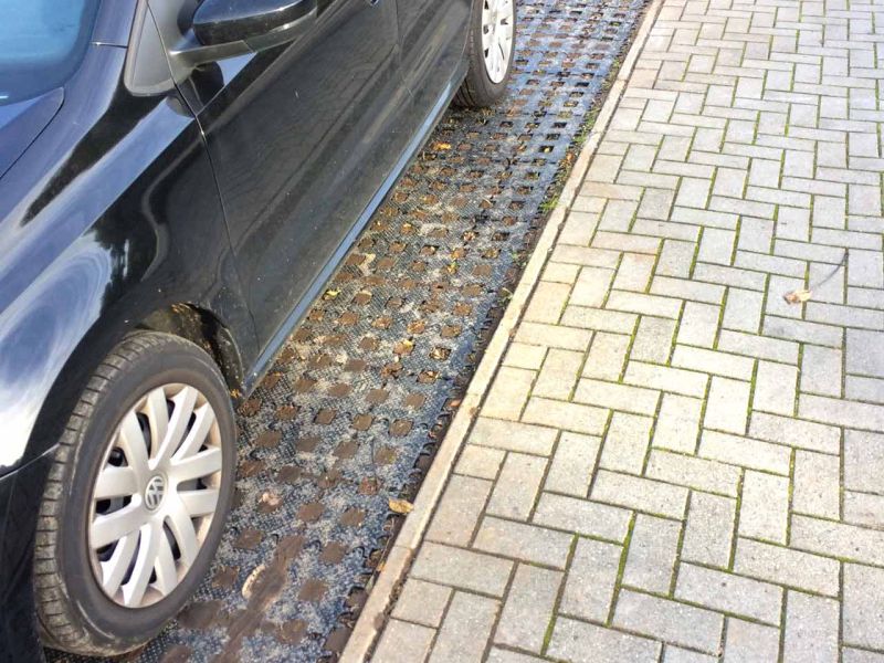 Umwandlung einer Pflanzfläche zu einem PKW Stellplatz aus Rasengittersteinen