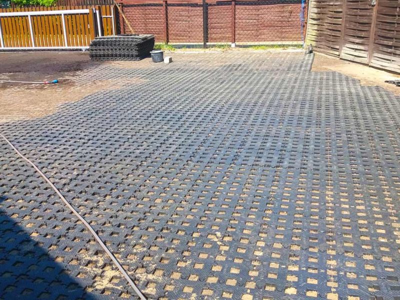 Sie möchten eine schöne & befestigte Rasenfläche als Stellplatz für ihr Wohnmobil? Kein Problem mit dem Rasengitterstein RGS35 aus Kunststoff von securatek!