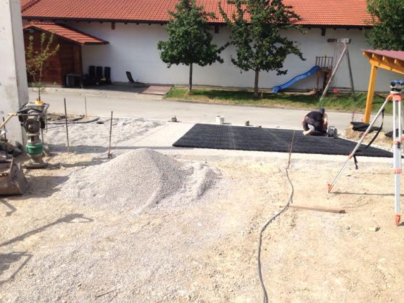 Verlegung des Ankergitter AG60 zur ökologischen und versiegelungsfreien Pflasterung einer Hofeinfahrt