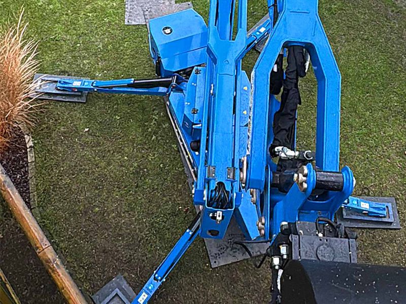 Ansicht von oben auf eine Arbeitsbühne, die auf Abstützplatten und Fahrplatten abgestützt ist