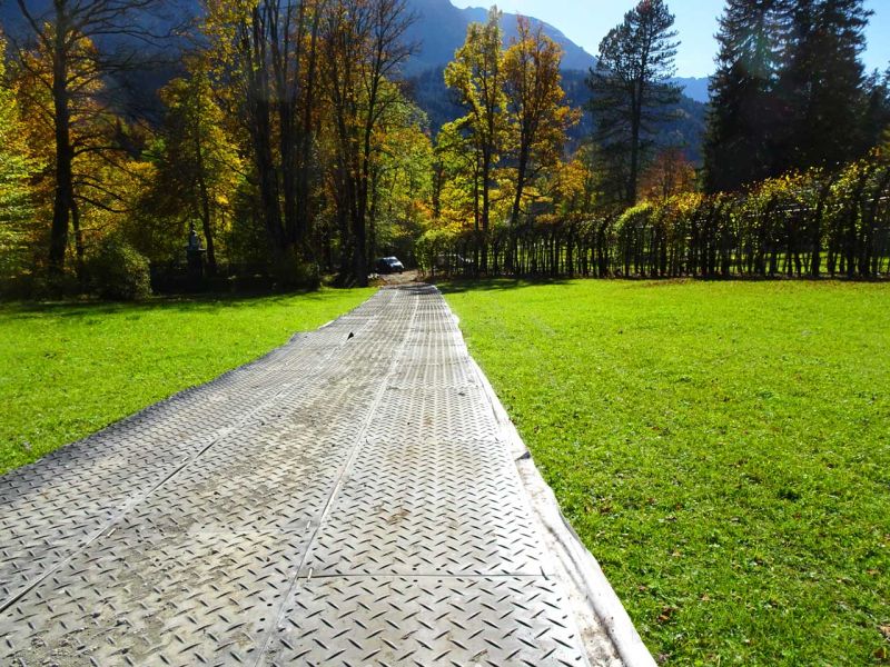 Mobile Baustrasse als temporäre Zuwegung zur Sanierung der Freianlagen im Park zum Schloss Linderhof