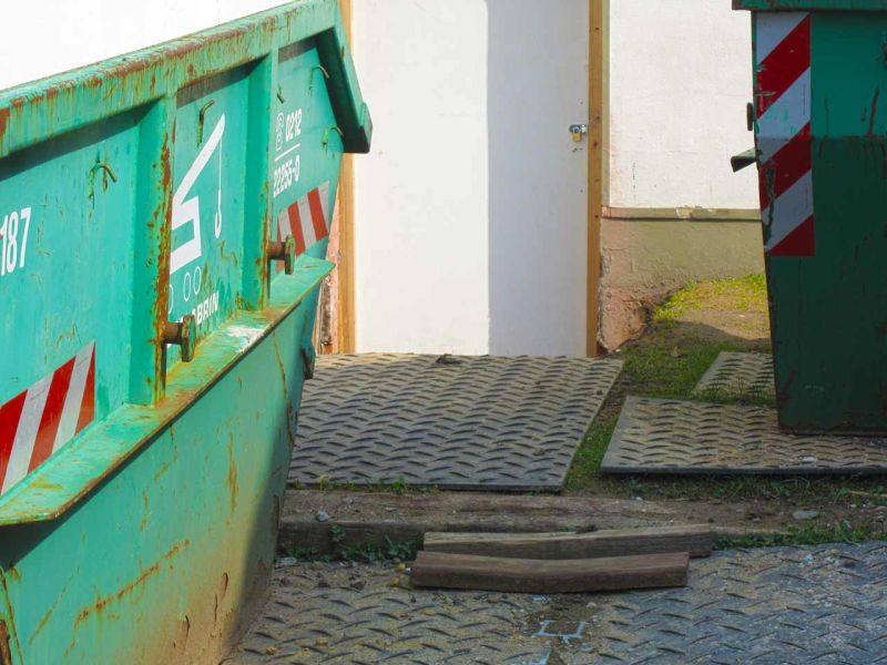 Fahrplatten als Containerstellplatz bei Gebäudesanierung