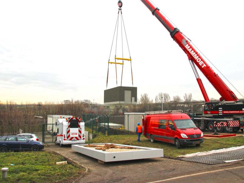 Stellfläche für einen Schwerlast-Transport im Bankettbereich einer Landstrasse