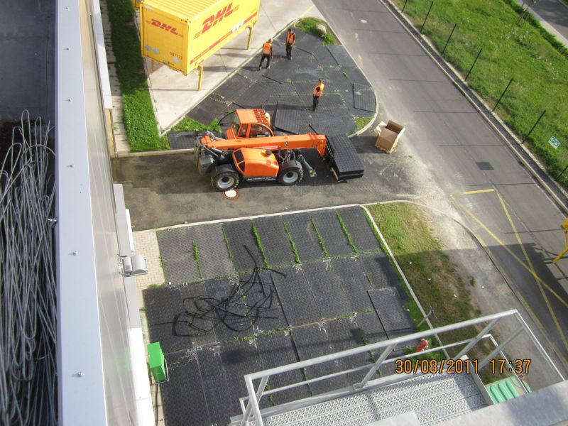 Arbeitsplattform als BE-Fläche mit Kraneinsatz und abgesichertem Bereich