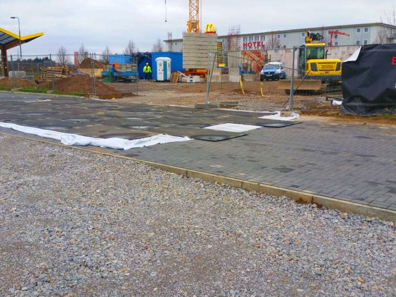 Die s:tek 48 · Hochleistungs-Bodenschutzplatte als Baustellenzufahrt auf einem Parkplatz in der Nähe von Limburg