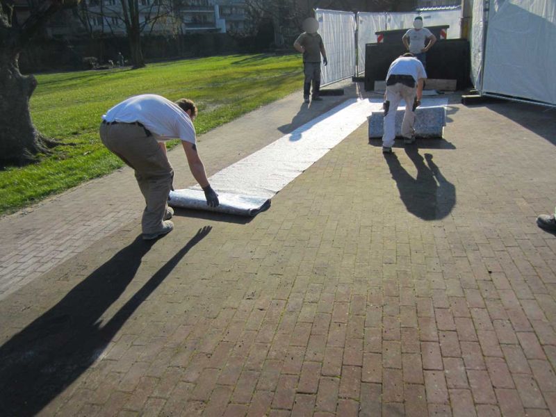 Fahrplatten als Pflasterschutz für eine temporäre LKW-Zufahrt