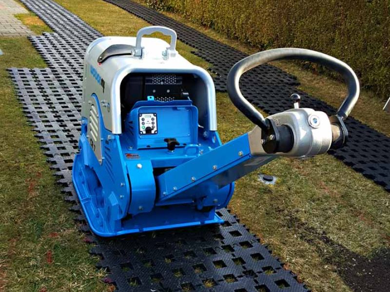 Befestigte Fahrspuren für ein Wohnmobil-Stellplatz mit dem Rasengitterstein RGS35 aus Kunststoff