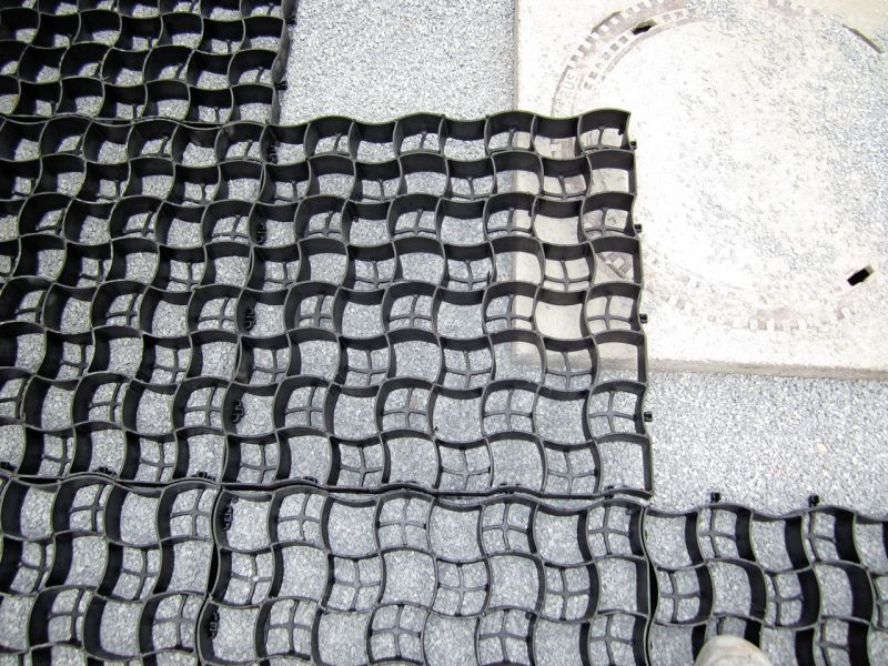 Verlegen und Verfüllen des Bodengitter BG50 für Hof und Einfahrt