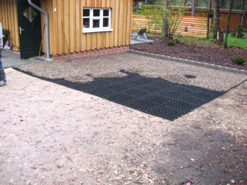 Schwarzes Bodengitter wurde verlegt und teilweise mit Kies aufgefüllt, um eine feste Oberfläche zu schaffen.