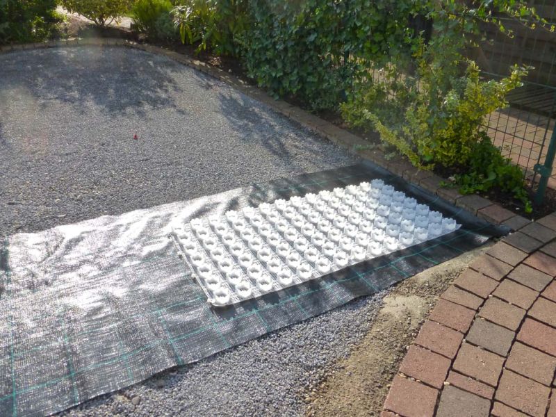 Herstellung eines PKW Stellplatz auf einer schon angelegten Kiesfläche mit dem Kiesgitter KG30