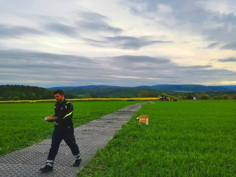 Verlegung eines mobilen Gehwegs mit der stek48 Hochleistungs-Bodenschutzplatten für Hessentag 2019 in Bad Hersfeld
