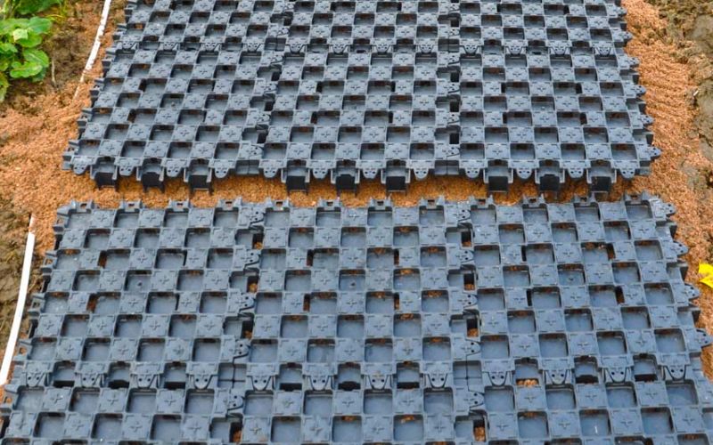 Befestigung eines steilen Weidezugang in Hanglage ohne Unterbau mit den Paddockplatten PP60