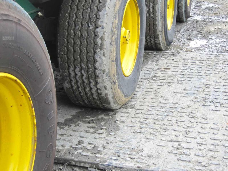 Baustraße zur Lastverteilung eines Schwertransport mit Horizontal-Bohrgerät
