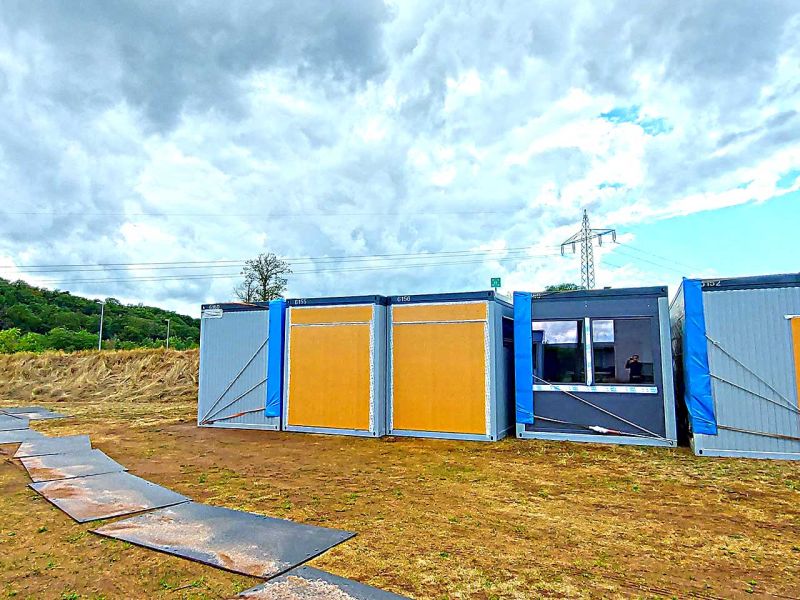 Bodenschutzplatten als Zufahrtsweg für einen Mobilkran zum stellen eines Containerdorf