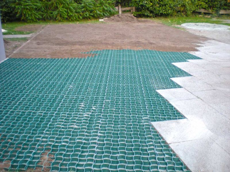 Neugestaltung eines begrünten Mieterparkplatz mit dem Bodengitter BG50