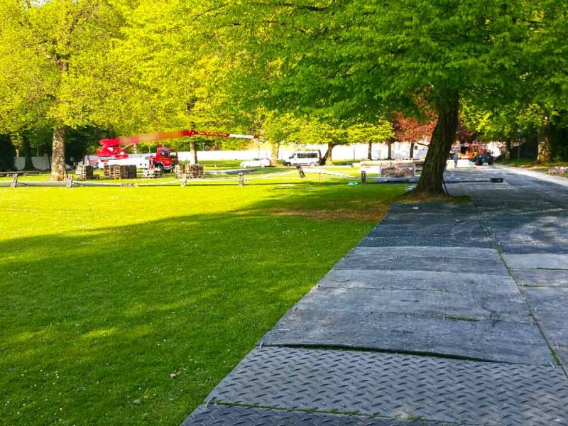 Fahrplatten zum Schutz des Rasen im Schlosspark Heidelberg für ein Event